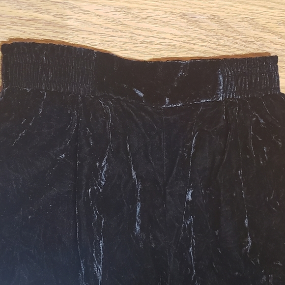 Adelyn Rae - ARIEL WIDE LEG VELVET PANT Black Stretch Waist - Picture 3 of 6